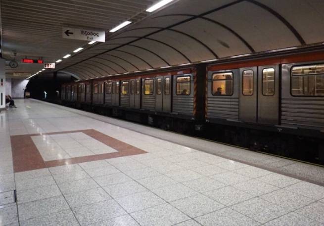 Станции афинского метро Омония и Панепистимио закрыты из-за падения человека на рельсы