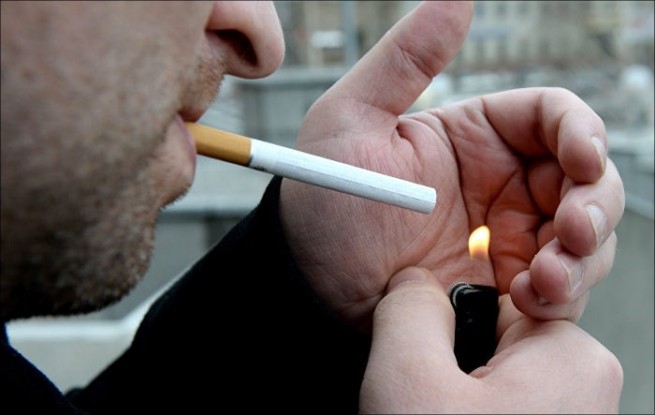 О чудо! Несмотря на холода, греки соблюдают закон по борьбе с курением