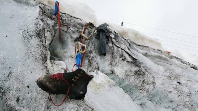 Швейцария: отступающие ледники все чаще "приносят" погибших альпинистов