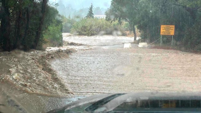 Родос: сильные ливни затопили остров и вызвали оползни (видео)