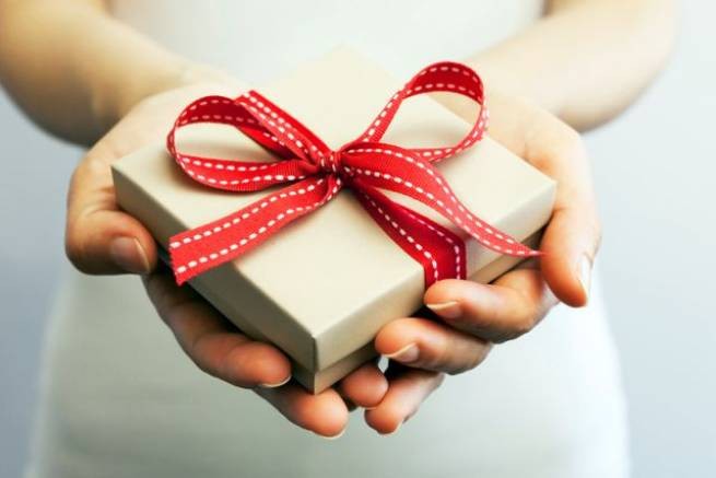 Не забудьте купить новогодние подарки пожилым родственникам и друзьям (видео)
