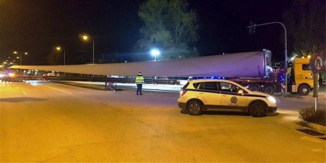 Специальный грузовик длиною 74 метра был замечен на дорогах Греции