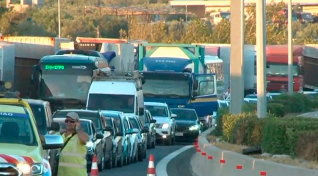 אלפי נהגים ונוסעים תקועים במשך 9 שעות בפקק בכביש המהיר אתונה-קורינת'