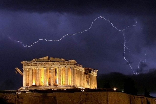 Удар молнии на Акрополе поразил 4- х человек