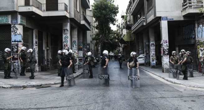 Анархисты подрались с полицией из-за выселения нелегалов из Эксархии