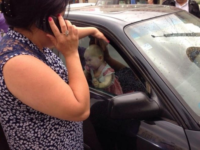 Крит: Заперла своего ребенка в машине