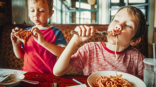 Ресторан взимает дополнительную плату с родителей, чьи дети устраивают шумиху