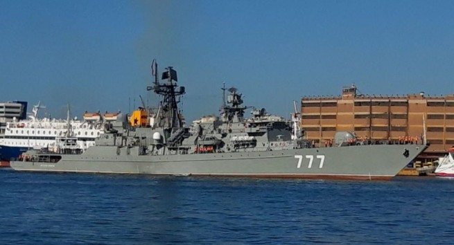Российские военные корабли зашли в порт Пирей