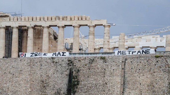 Баннеры на Акрополе, солидарность с жертвами Темпи: «Наши жизни имеют значение»