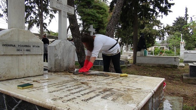Субботник на мемориальном кладбище в Пирее