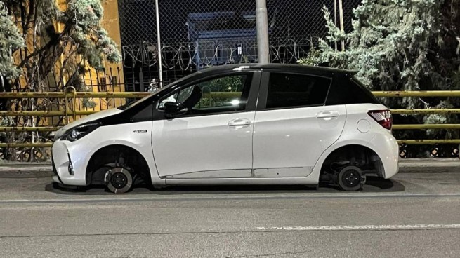 Во время  ΔΕΘ "разбули" припаркованную под носом у полиции машину Toyota Yaris