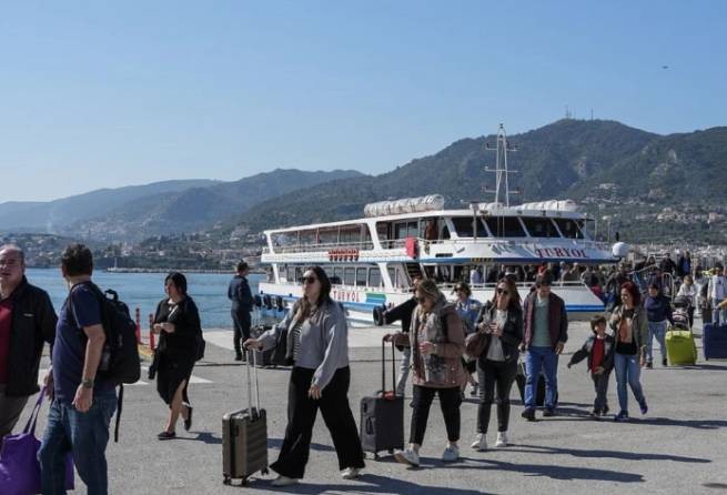 В Митилини прибыли тысячи турецких туристов по visa express (видео)