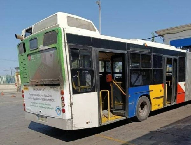 В Салониках на ходу загорелся городской автобус
