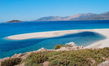 Греция объявляет 198 пляжей &quot;полностью защищенными&quot;, без зонтиков и шезлонгов