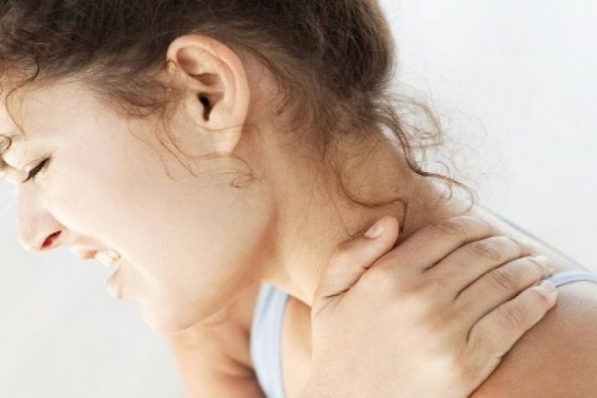 Шейный остеохондроз — основные симптомы, причины возникновения и лечение