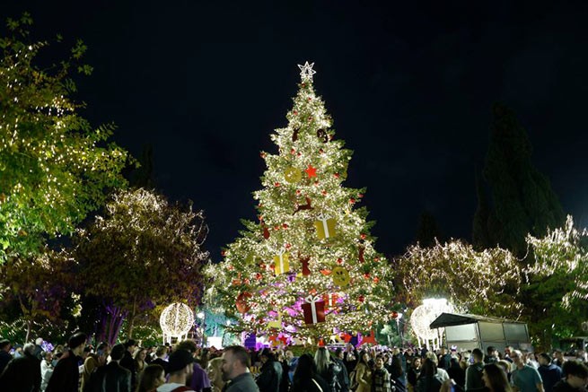 Церемония зажжения рождественской ели в центре Афин (видео)