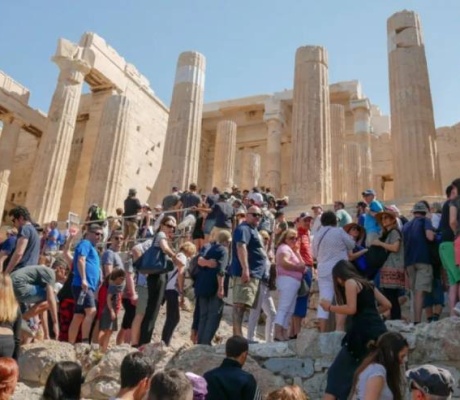 Travel Off Path назвало 7 популярных туристических направлений, где туристам уже не рады. Греция... в их числе