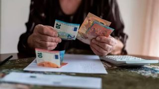 ΕΦΚΑ: кто из пенсионеров получит в мае ретроактивные выплаты в размере до 50 000 евро