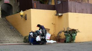 В Сан-Франциско бездомным "наливают" регулярно и бесплатно