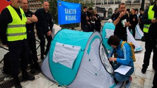 Полицейские установили палатки в знак протеста против обнищания