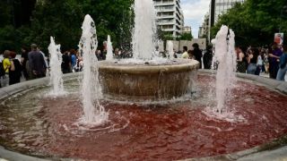 "Кровавый" фонтан на 1 мая