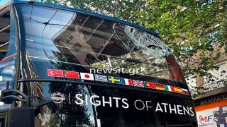 Шесть туристов получили ранения в результате падения провода троллейбусной контактной сети на туристический автобус