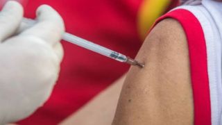 Исследование: названа причина смертельных тромбов после прививок от коронавируса вакцинами  J&J и AstraZeneca