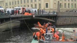 В Санкт-Петербурге автобус с 20 пассажирами упал в реку Мойка