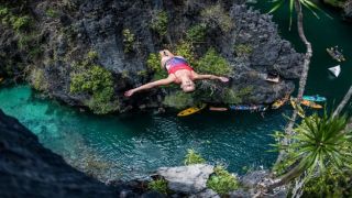 Впечатляющие прыжки в озеро Вульягменис